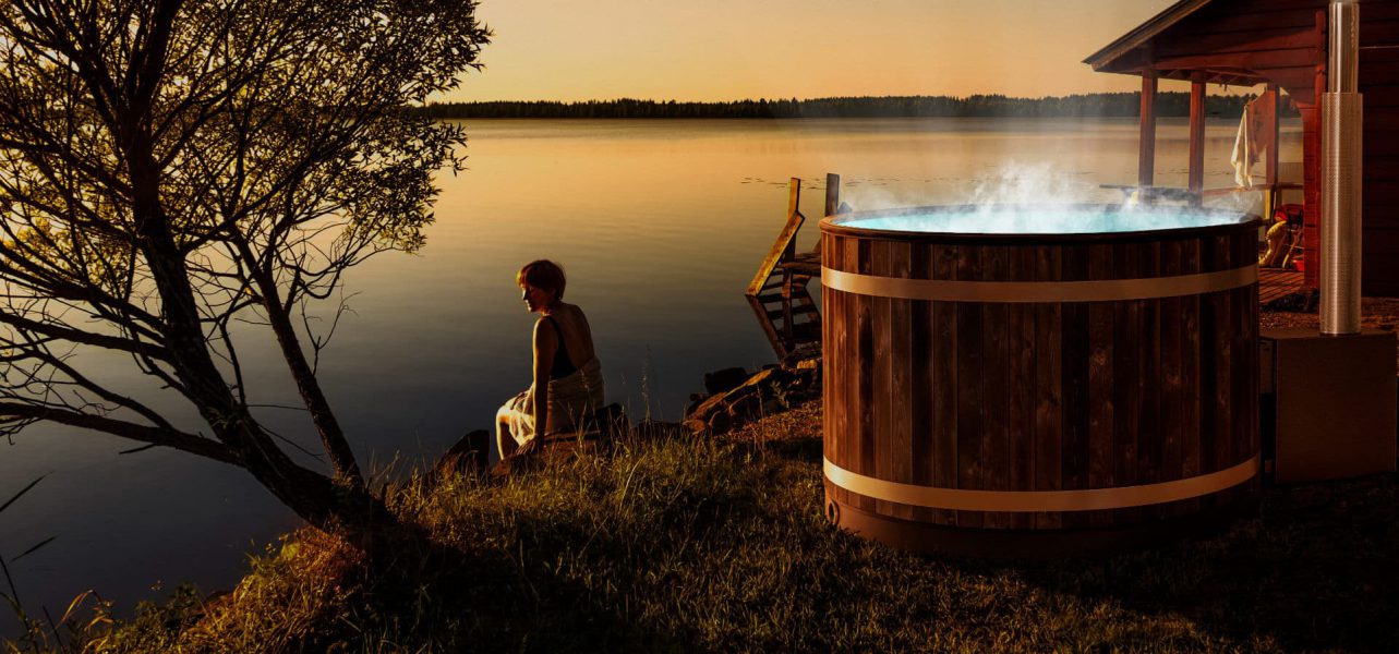 Vildmarksbad med udsigt over sø