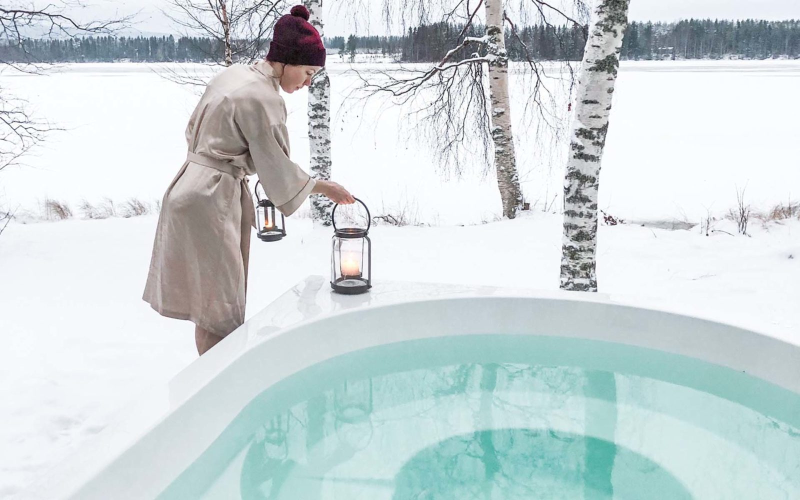 Vinterbillede med udendørs spa